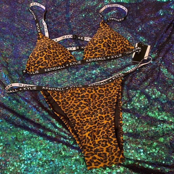 Kendall and Kylie leopard bikini - Picture 3 of 9